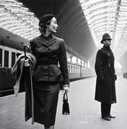 Photo showing: Victoria Station: 1951 -- Vogue model Lisa Fonssagrives at London's Victoria Station.