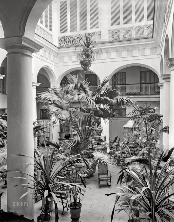 Photo showing: Hotel Florida (Havana) -- Havana, Cuba, circa 1904. Courtyard of Hotel Florida, Calle Obispo.