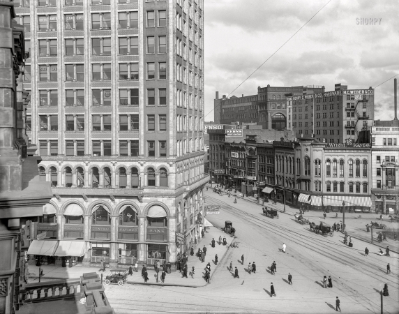 Photo showing: Busyness District -- Detroit circa 1907. A glimpse of Woodward Avenue from City Hall.