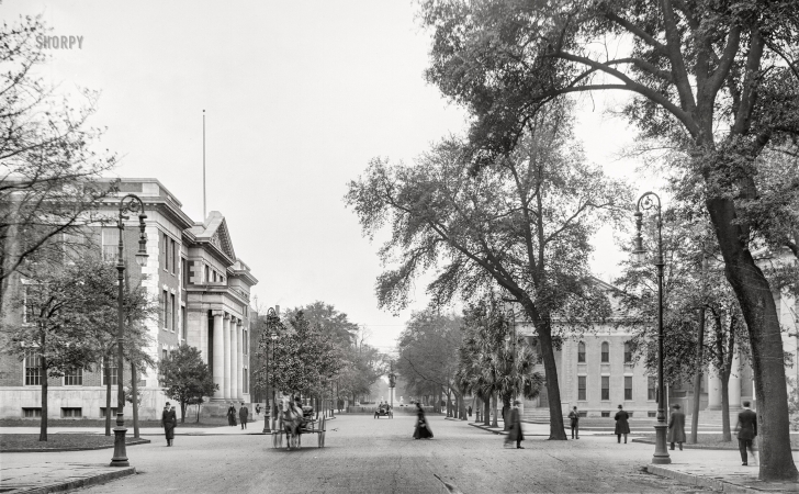 Photo showing: Southern Exposure -- Savannah, Georgia, circa 1908. Bull Street and Chatham Academy, looking south.