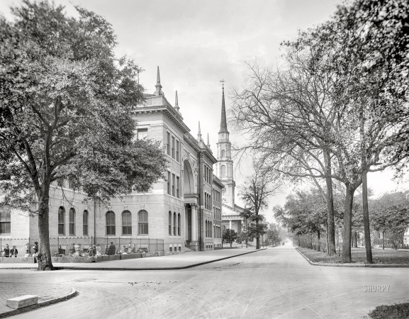 Photo showing: Oglethorpe Avenue -- Savannah, Georgia, circa 1908. Oglethorpe Avenue, Chatham Academy and Independent Presbyterian Church.