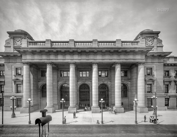 Photo showing: Passenger Portal -- Chicago circa 1911. Passenger terminal, Madison Street entrance, Chicago & North Western Railway.
(<a href=https://www.junipergallery.com/node/12206><u>Click here</u></a> for a version without the streetlight.)