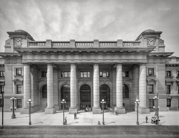 Photo showing: Passenger Portal II -- Chicago circa 1911. Passenger terminal, Madison Street entrance, Chicago & North Western Railway.