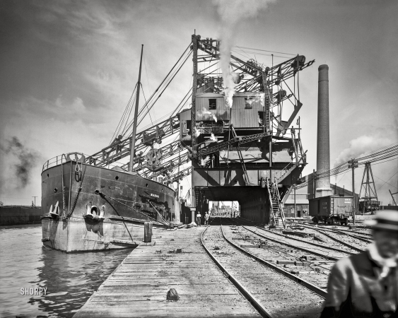 Photo showing: Freighter Manda -- Circa 1905. Freighter Manda unloading ore, Cleveland, Ohio.