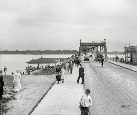 Photo showing: Belle Isle Bridge -- The Detroit River circa 1911. View of Belle Isle Bridge from East Jefferson Avenue.