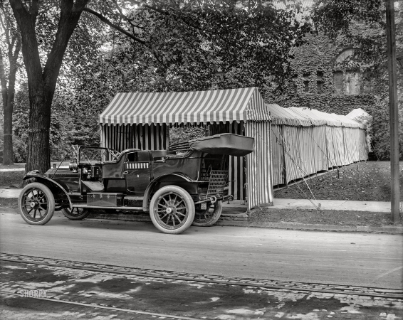 Photo showing: Auto-da-Fete -- Detroit circa 1908. Packard touring car and tented entrance to club or dwelling.