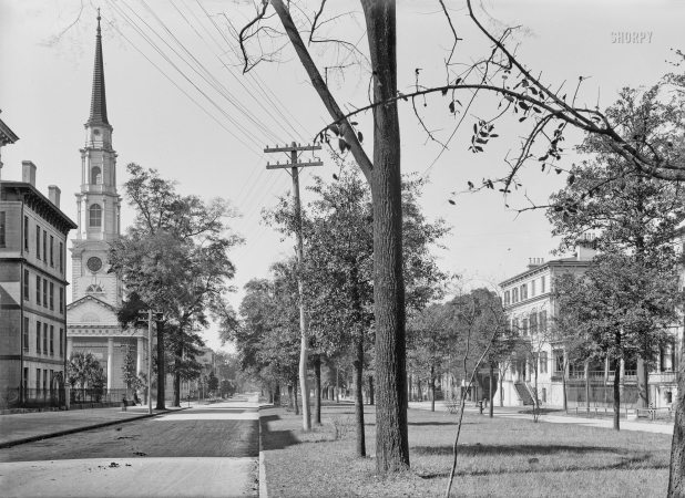 Photo showing: Independent Presbyterian -- Savannah, Georgia, circa 1905. Oglethorpe Avenue and Independent Presbyterian Church.