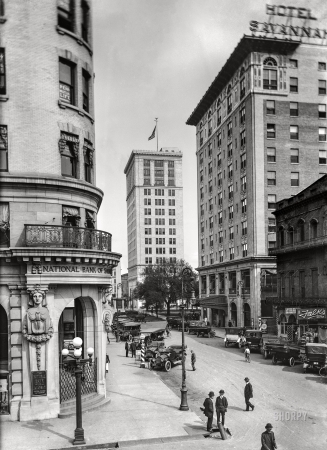 Photo showing: Savannarama! -- Savannah, Georgia, 1915. Bull Street from Broughton Street.