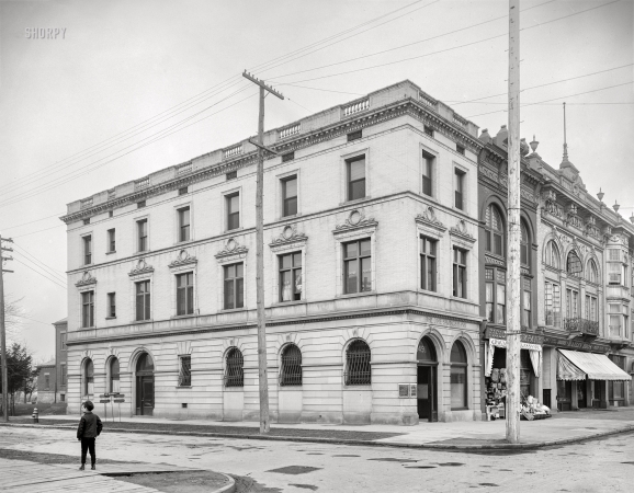 Photo showing: One Thin Dime -- Detroit circa 1910. Dime Savings Bank branch, Woodward Avenue at Milwaukee Avenue.
