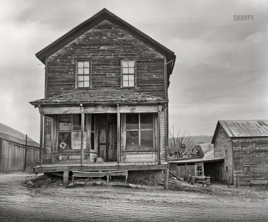 Photo showing: Ghost Store -- December 1937. Abandoned store in Chaneysville, Pennsylvania, once a prosperous mining town.