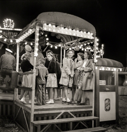 Photo showing: Fair Maidens -- July 1942. Klamath Falls, Oregon. Carnival of the circus.