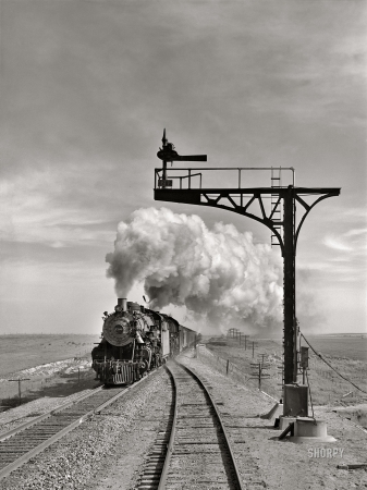 Photo showing: Westbound: 1943 -- March 1943. A westbound Santa Fe passenger train passing
by a siding near the town of Hoover, Texas, enroute to Amarillo. 