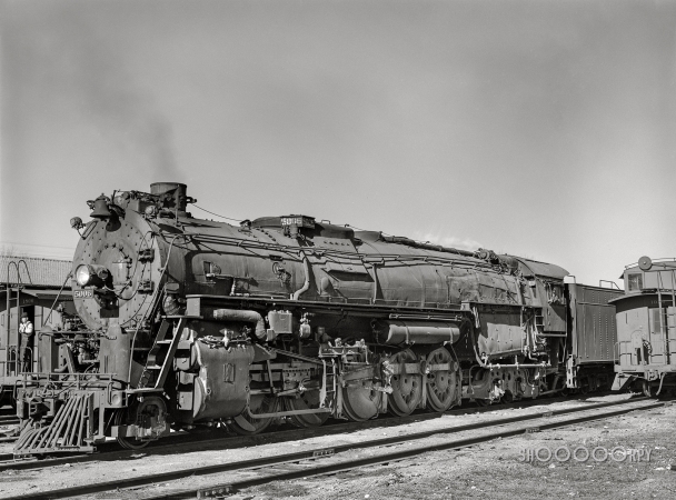 Photo showing: ATSF 5006 -- March 1943. Vaughn, New Mexico. One of the 5000 Class Atchison, Topeka and
Santa Fe Railroad freight locomotives about to leave on the run to Clovis, New Mexico.