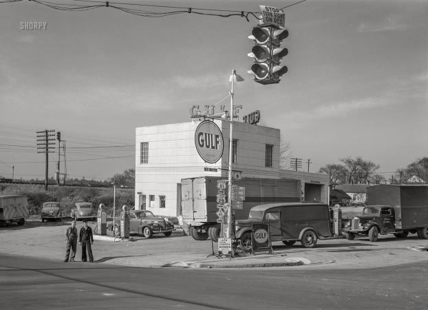 Photo showing: Crossroads Gulf -- March 1943. Charlotte, North Carolina (vicinity). Filling station on a highway out of town.