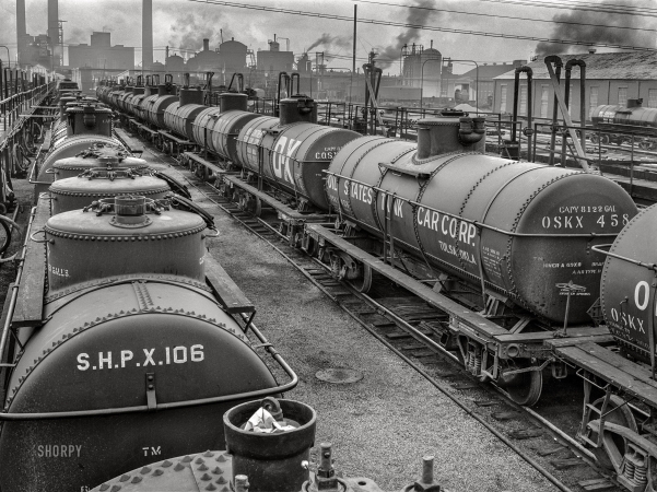 Photo showing: Tulsa Tankers -- October 1942. Tulsa, Oklahoma. Loading rack at the Mid-Continent refinery.